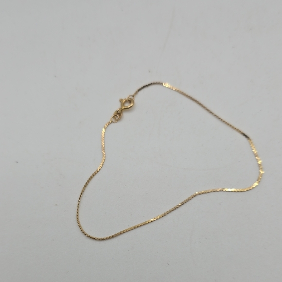 Elegant delicate 14k Gold Bracelet - Picture 3 of 5